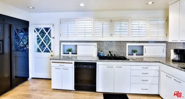 Building Photo - 2042 Linda Flora Dr