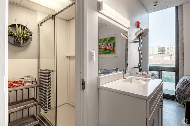 2 camas, 1 baño - Espacio compartido - Naismith Hall - Historical Access