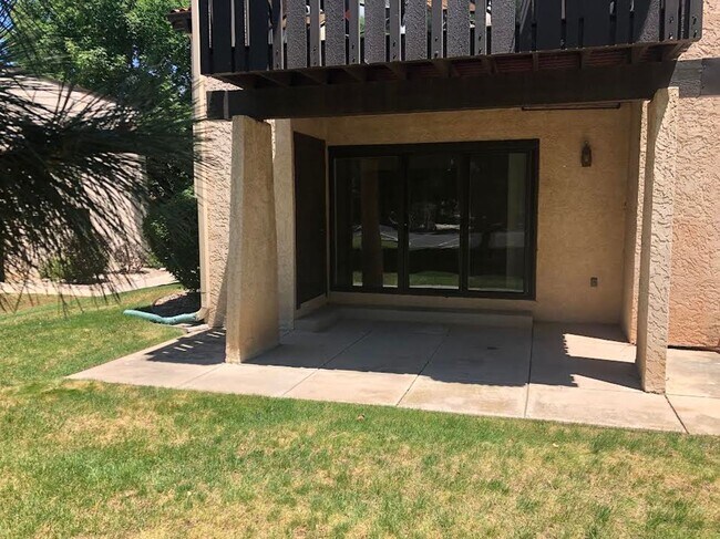 Foto del edificio - Beautiful 2 BD, 2 BA Ground Floor Townhome...