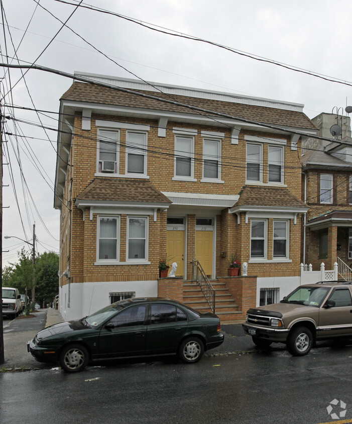 Primary Photo - 270-272 McClean Ave