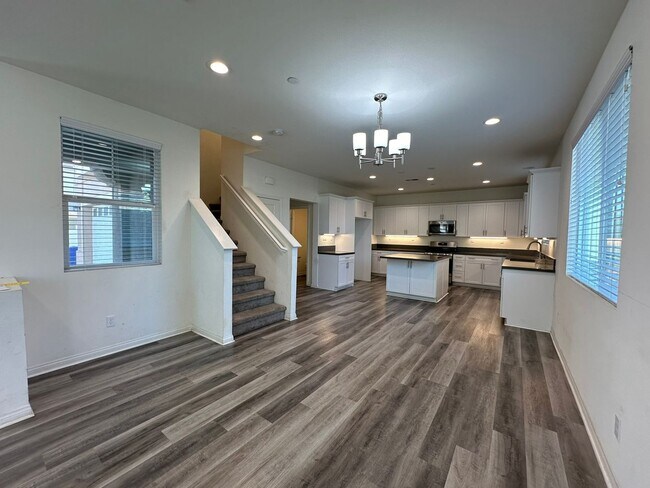Building Photo - 3 BED 2.5 BATH in BLOOMINGTON