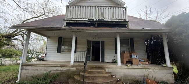 Building Photo - 805 S Hickory St