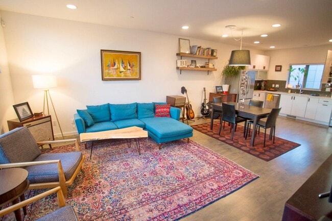 Building Photo - Greenwood Townhome