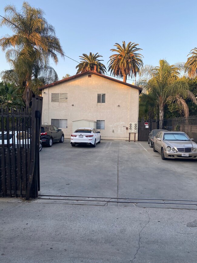 Foto del edificio - 5716 Waring Ave