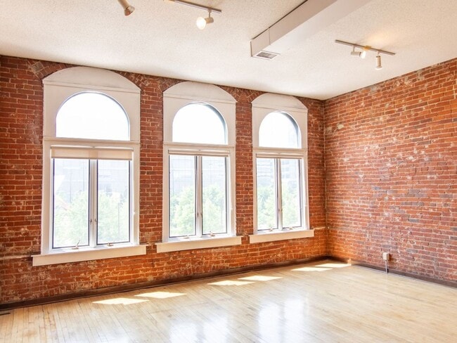 Building Photo - 1110d