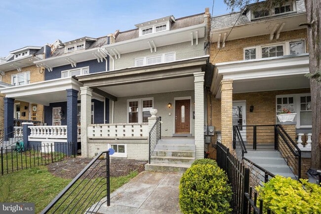 Building Photo - 428 Emerson St NW