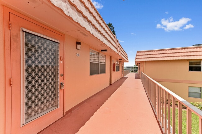 Building Photo - 669 Saxony Pl