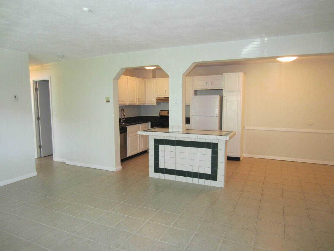 50 Colonial Dr Unit 1, Andover, MA 01810 Condo for Rent in Andover