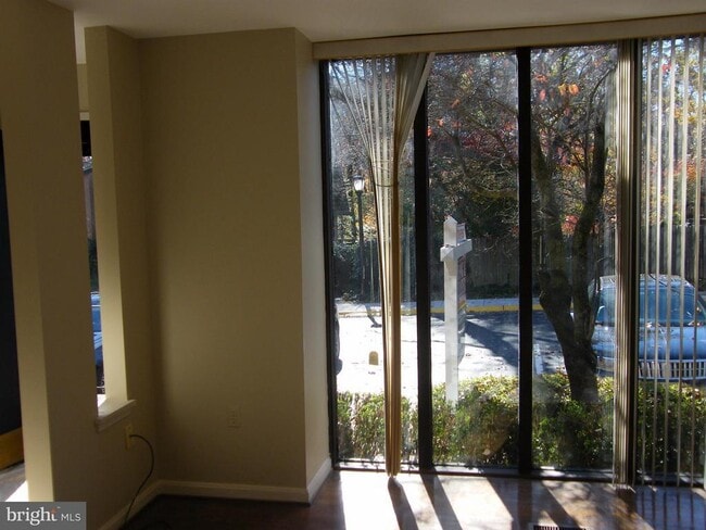 Building Photo - 10865 Deborah Dr