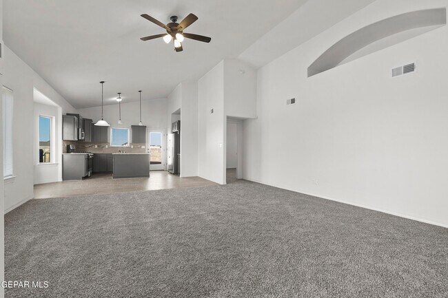 Foto del edificio - 1041 Summer Lake St