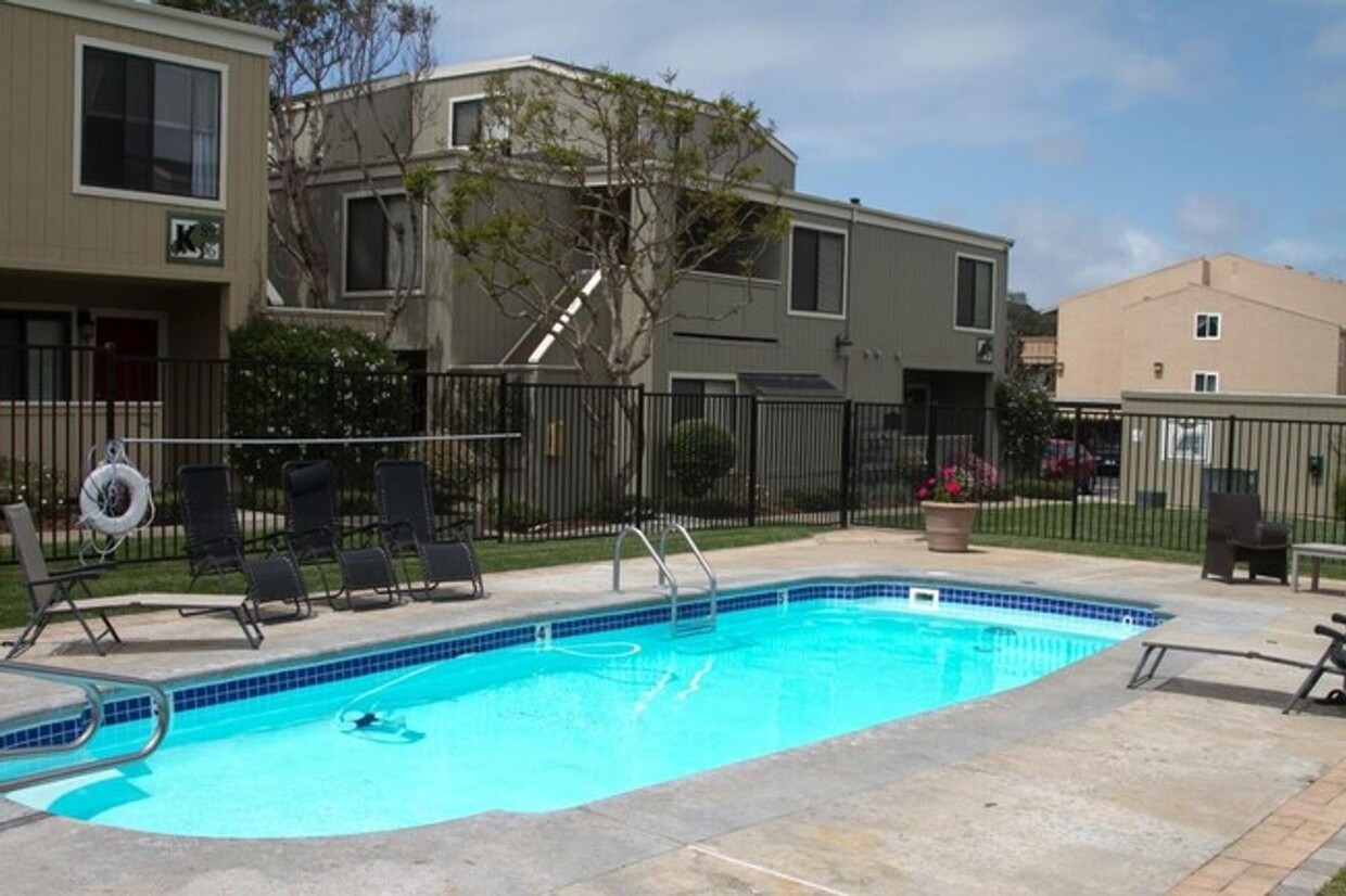 Building Photo - AVAILABLE NOW 1 bed 1 bath condo with your...