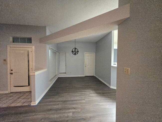 Foto del edificio - For lease- 3 bedroom,  2 bath home w/2 car garage