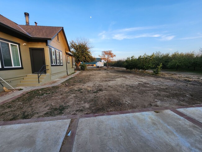 Building Photo - Lovely Country Home!