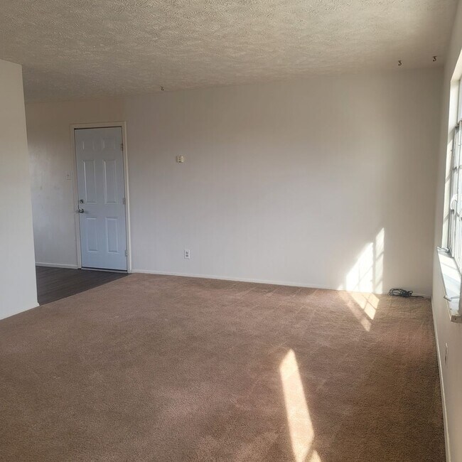Building Photo - Darling 2 Bedroom Home