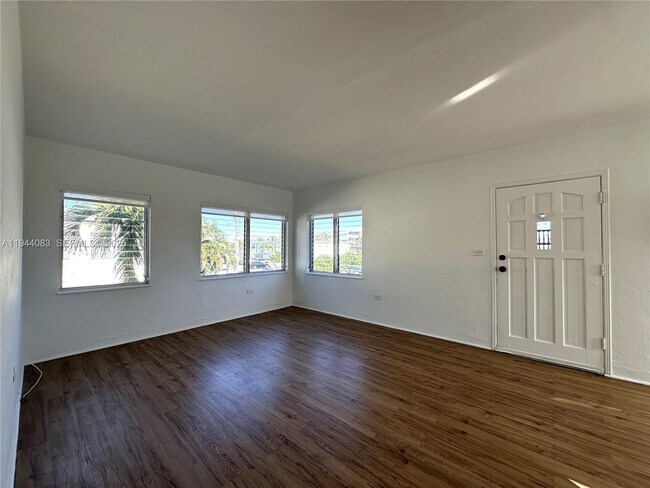 Foto del edificio - 1910 Biarritz Dr