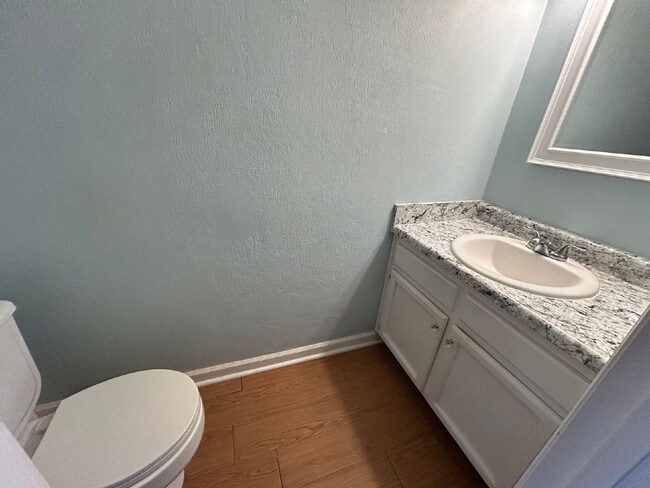 Building Photo - 2BR/1.5BA Townhouse Apartment Conveniently Located!