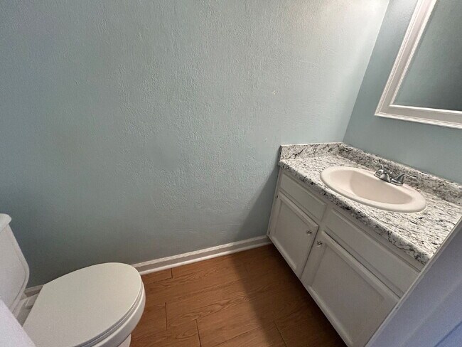 Foto del edificio - 2BR/1.5BA Townhouse Apartment Conveniently Located!