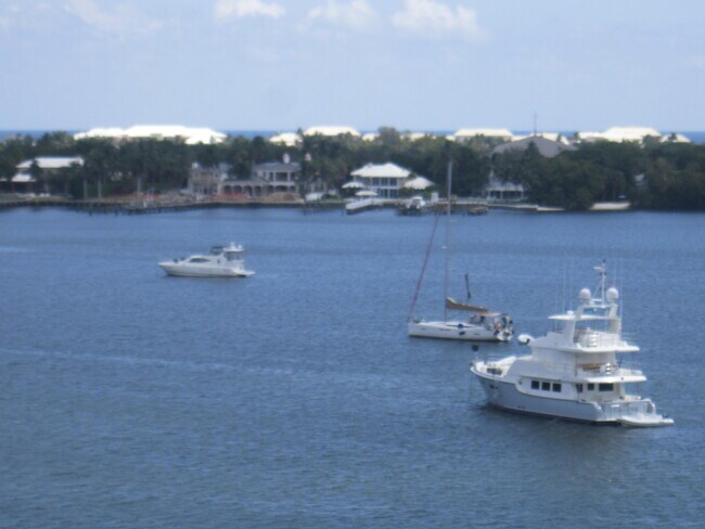 Foto del edificio - 134 Lakeshore Dr