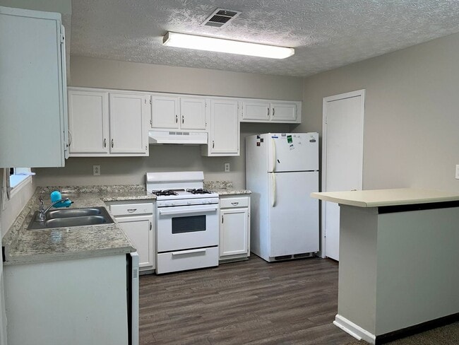 Foto del edificio - Secluded but Centrally Located 3 Bed/2 Bath Ranch!