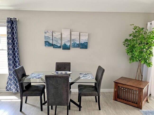 Foto del edificio - 104 Emerald Dr