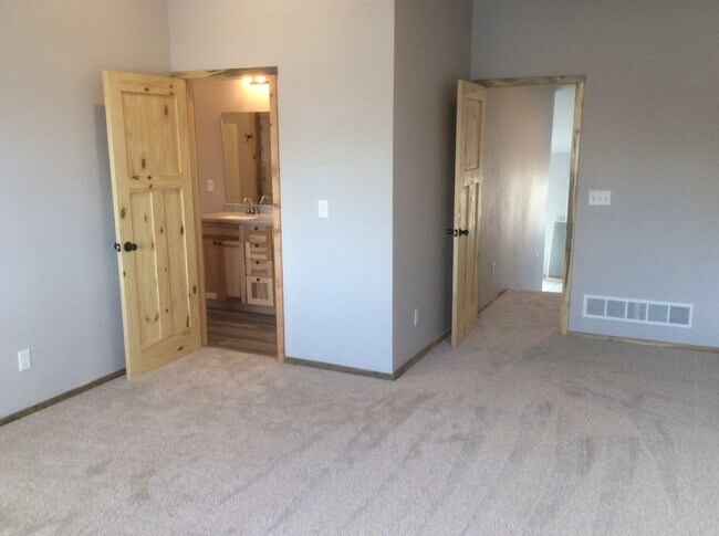 Building Photo - 3 BEDROOMS, 2 BATHROOMS, 2 CAR ATTACHED GA...