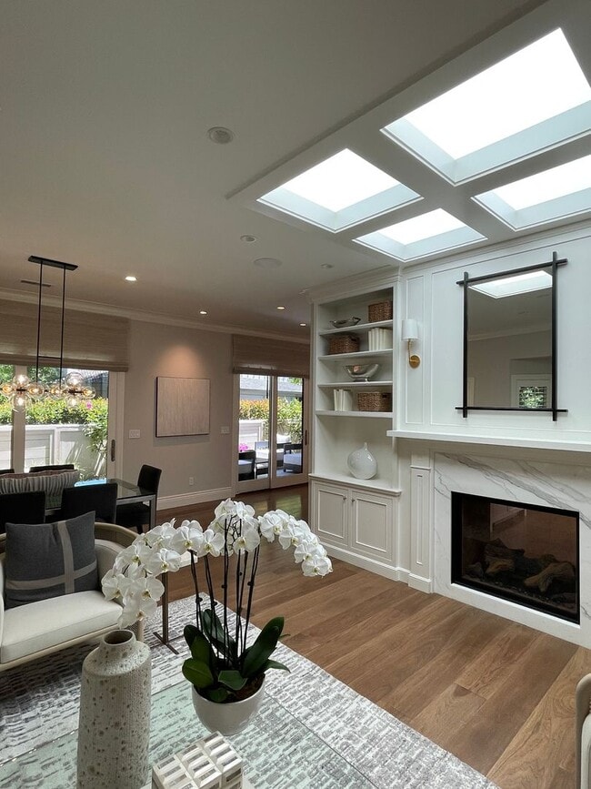 Building Photo - Luxury townhouse, close to town, easy comm...