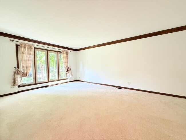 Foto del edificio - 2318 River Woods Dr