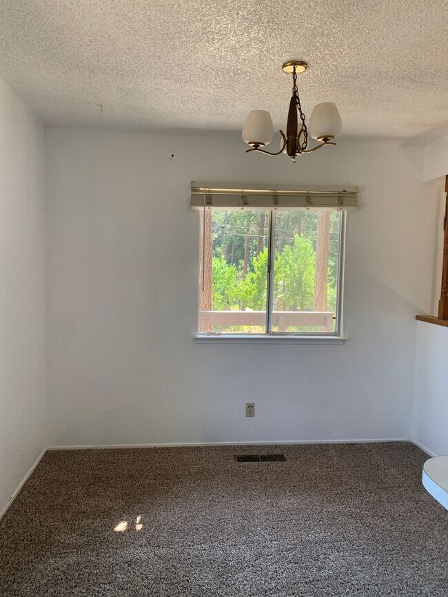 Foto del edificio - Two story 4 bedroom 2 bath home, Magalia