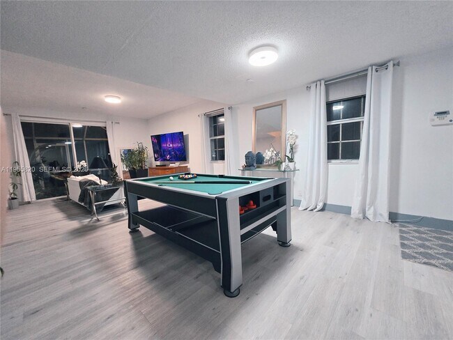 Building Photo - 1303 Presidio Dr