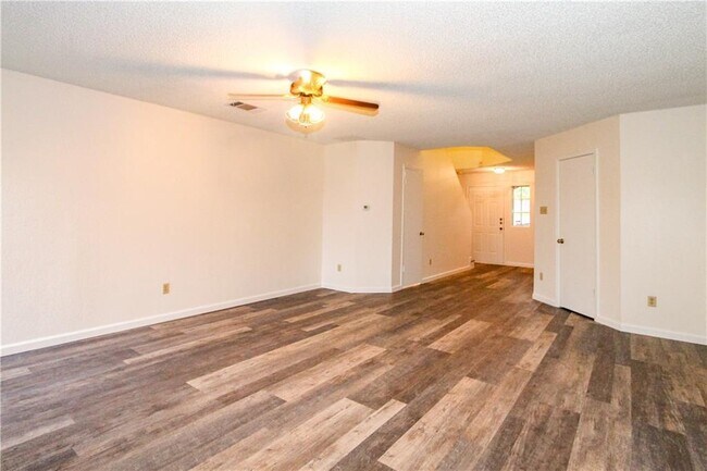 Foto del edificio - 900 Sweetwater River Dr