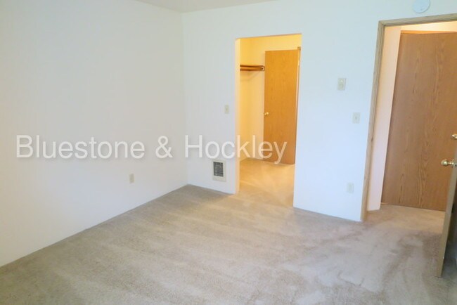 Building Photo - 6063 SW Beaverton Hillsdale Hwy