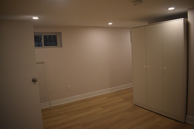 Building Photo - 335 Nairn Av
