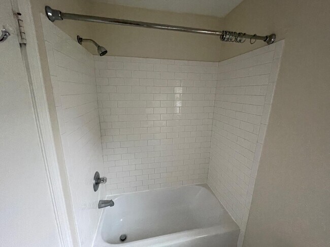 Shower - 1708 Carl St
