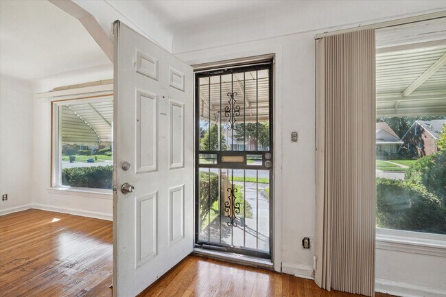 Building Photo - SECTION 8 ONLY - $1400 - 3 Bed and 1.5 Bat...