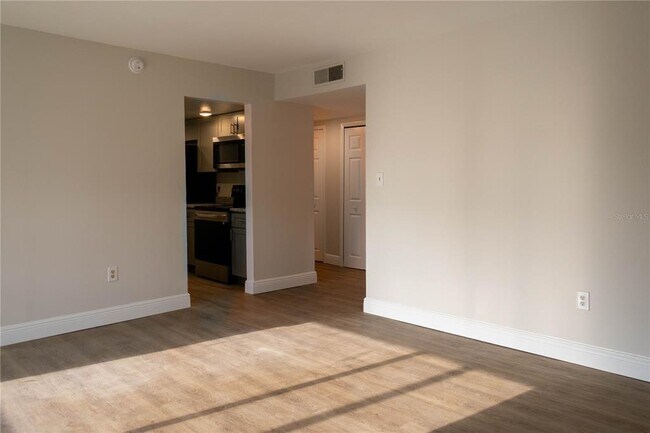 Foto del edificio - 847 Sky Lake Cir