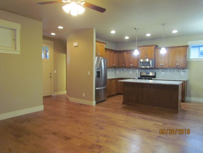 Foto del edificio - 3 Bedroom 2.5 bath Home in SE Boise.  Clos...