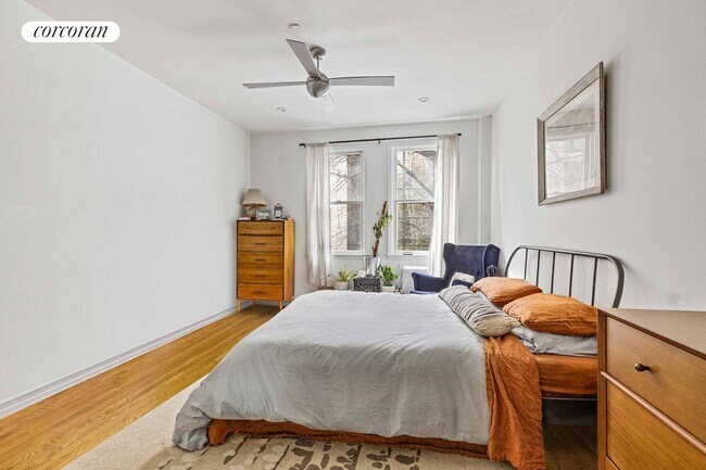 Foto del edificio - 407 E 12th St