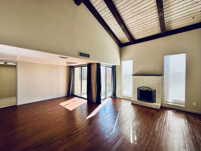 Building Photo - 5726 N 10th St