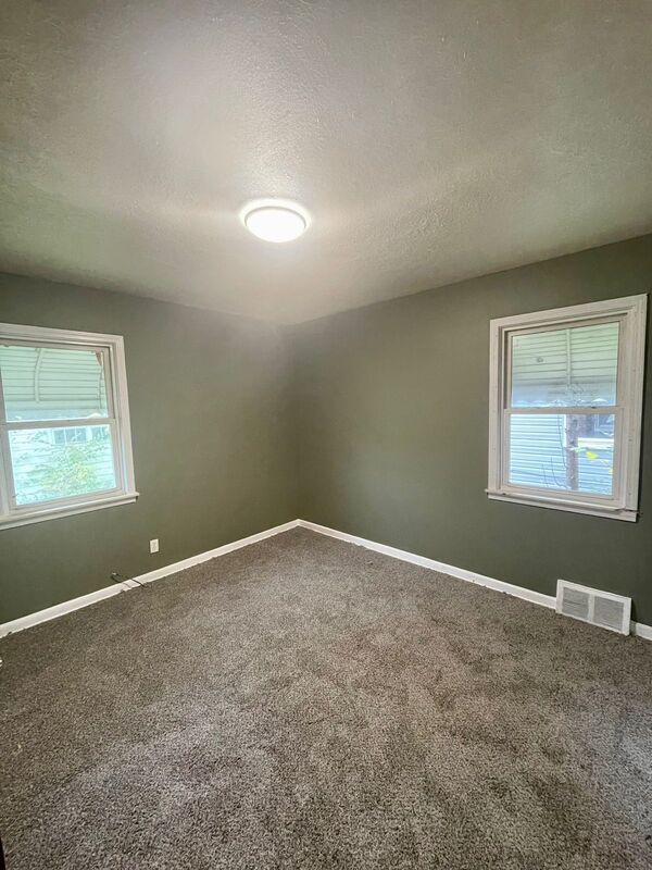 Foto del edificio - 6130 Plainview Ave