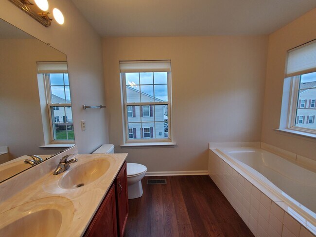 Foto del edificio - Beautifully Upgraded Semi-Detached Home with 3 Bedrooms Plus Den in East Penn School District