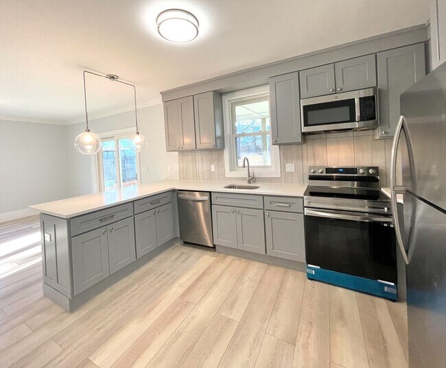 Building Photo - 847 Metropolitan Ave