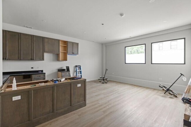 Building Photo - 3 bedroom in Chicago IL 60618