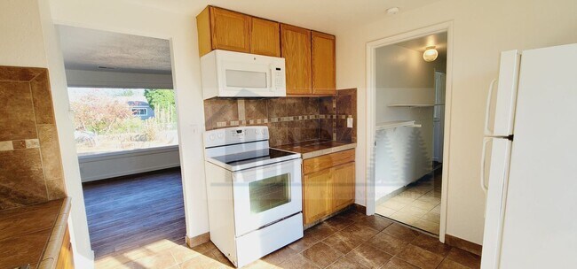 Building Photo - Absolutely Gorgeous 3 bd, 1 ba House locat...