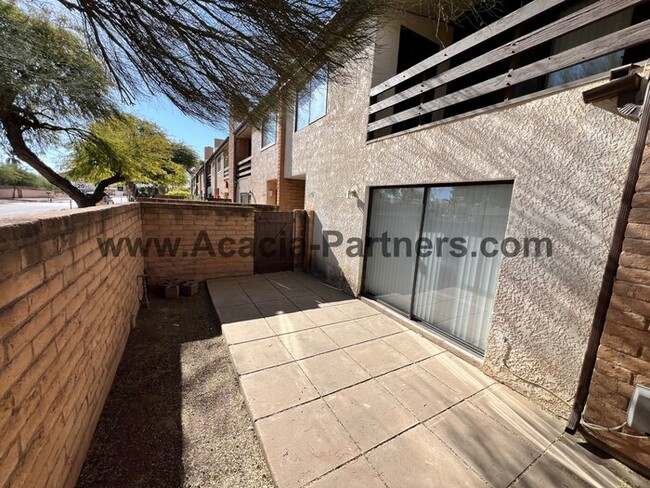 Foto del edificio - Spacious 3 Bedroom, 3 Bath Townhome