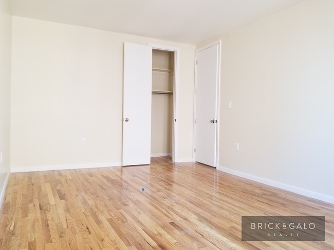Building Photo - 542 Parkside Ave