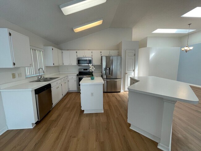 Foto del edificio - 3 Bed 2 Bath Pool Home in Towne Place