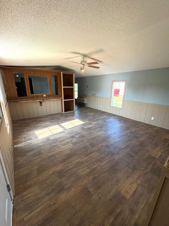 Building Photo - Peaceful 3BR - 2BR In Tompkinsville!