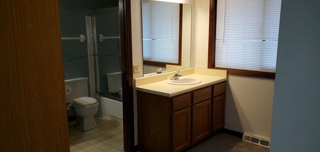 Building Photo - Spacious West Side Townhouse