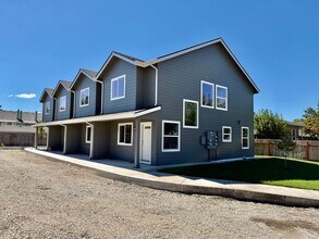 Building Photo - 2673-2687 S Cloverleaf Loop