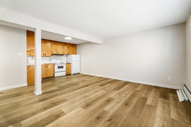 Building Photo - 2242-2242 Scarth St
